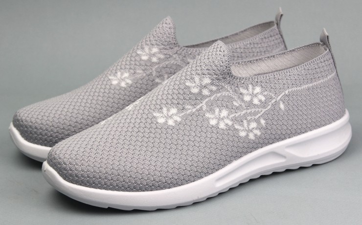 Кроссовки женские     