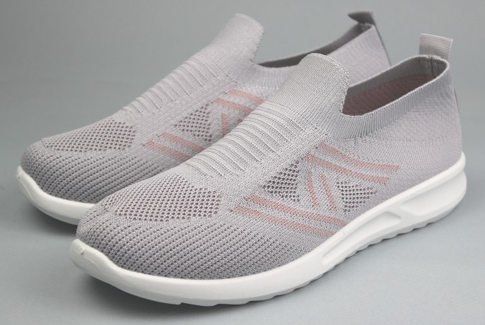 Кроссовки женские   